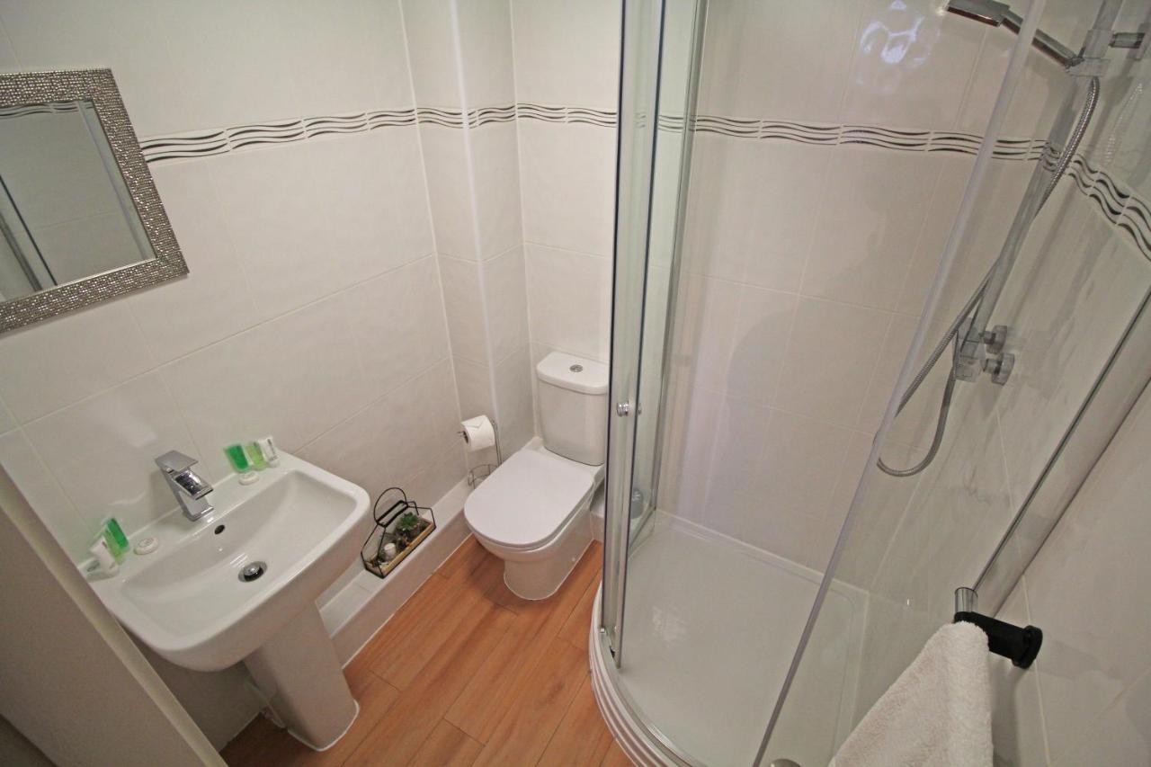 Canal Side Apartment In Честър Екстериор снимка