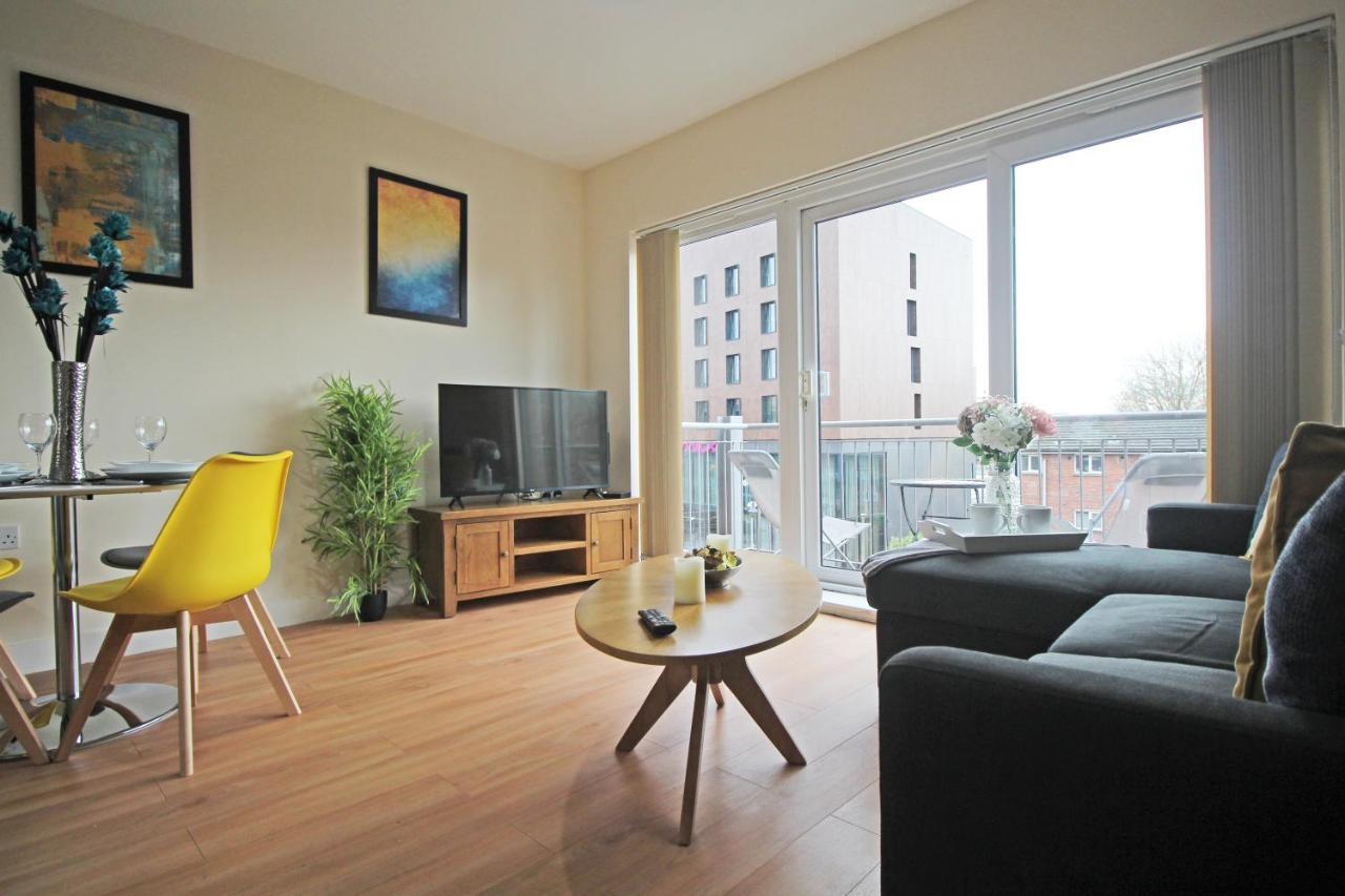 Canal Side Apartment In Честър Екстериор снимка