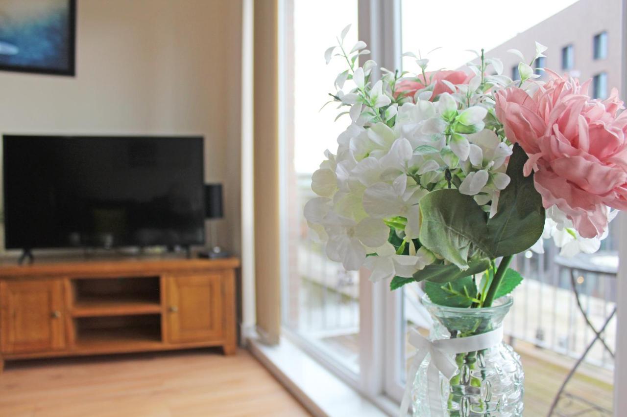 Canal Side Apartment In Честър Екстериор снимка